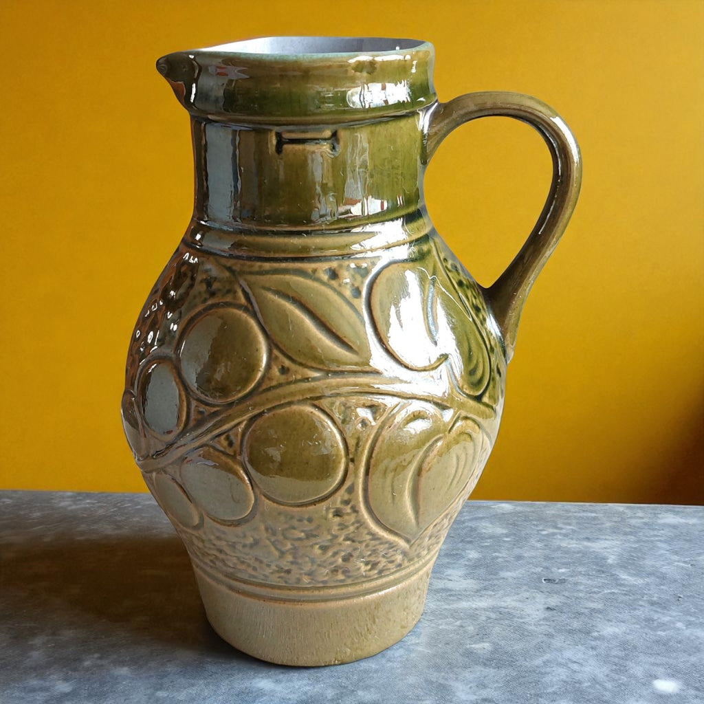 Groene vintage keramieken schenkkan met druivenreliëf en wijnbladeren, West-Duits, jaren '50-'60, 15 cm hoog
