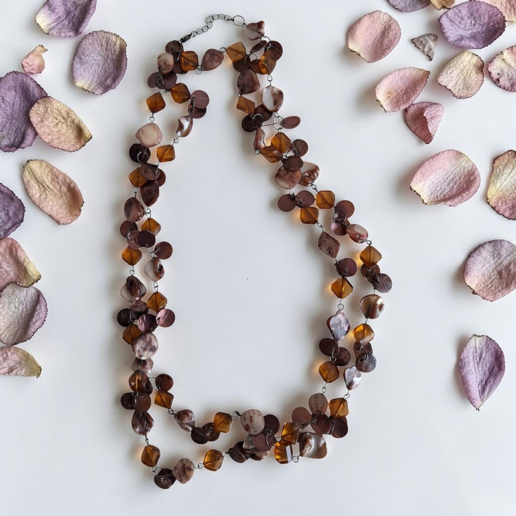 Lange halsketting met bruine en amberkleurige schijfjes en steentjes in diverse tinten, 142 cm, bohemian naturel stijl.

