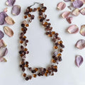 Lange halsketting met bruine en amberkleurige schijfjes en steentjes in diverse tinten, 142 cm, bohemian naturel stijl.
