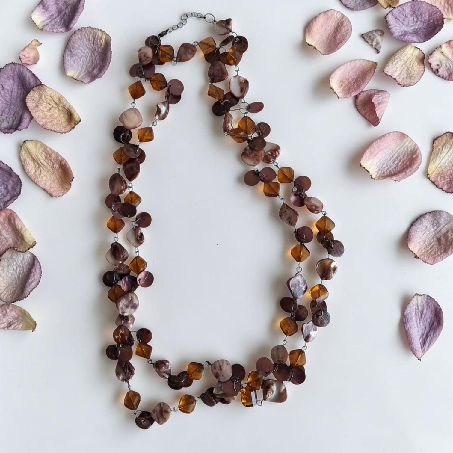 Lange halsketting met bruine en amberkleurige schijfjes en steentjes in diverse tinten, 142 cm, bohemian naturel stijl.
