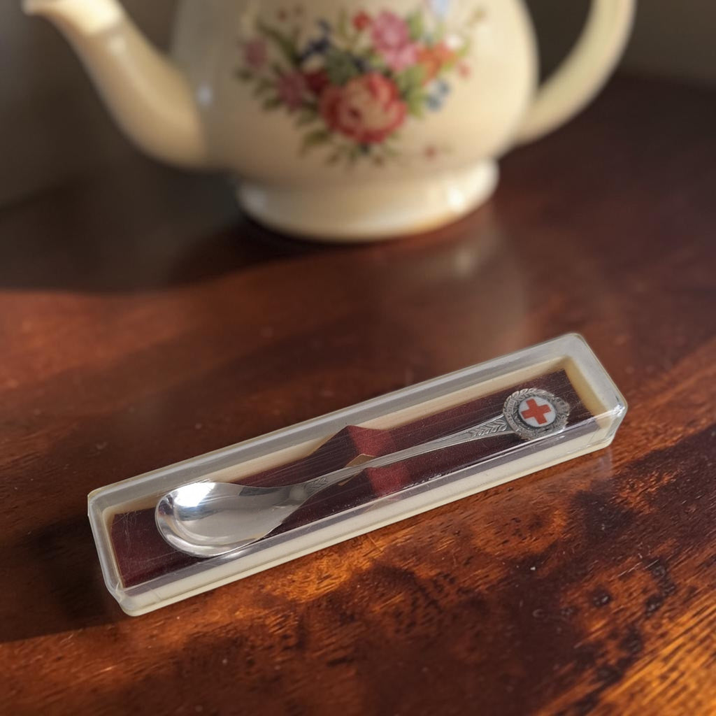 Verzilverd Rode Kruis theelepeltje uit Nieuwpoort, Pleet, 12 cm, in origineel plastic doosje, vintage verzamelobject.