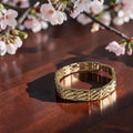 Vintage goudkleurige schakelarmband met geometrisch horlogebandontwerp en Art Deco-stijl panelen, 19 cm lang en 1 cm breed, gaaf en zonder beschadigingen.
