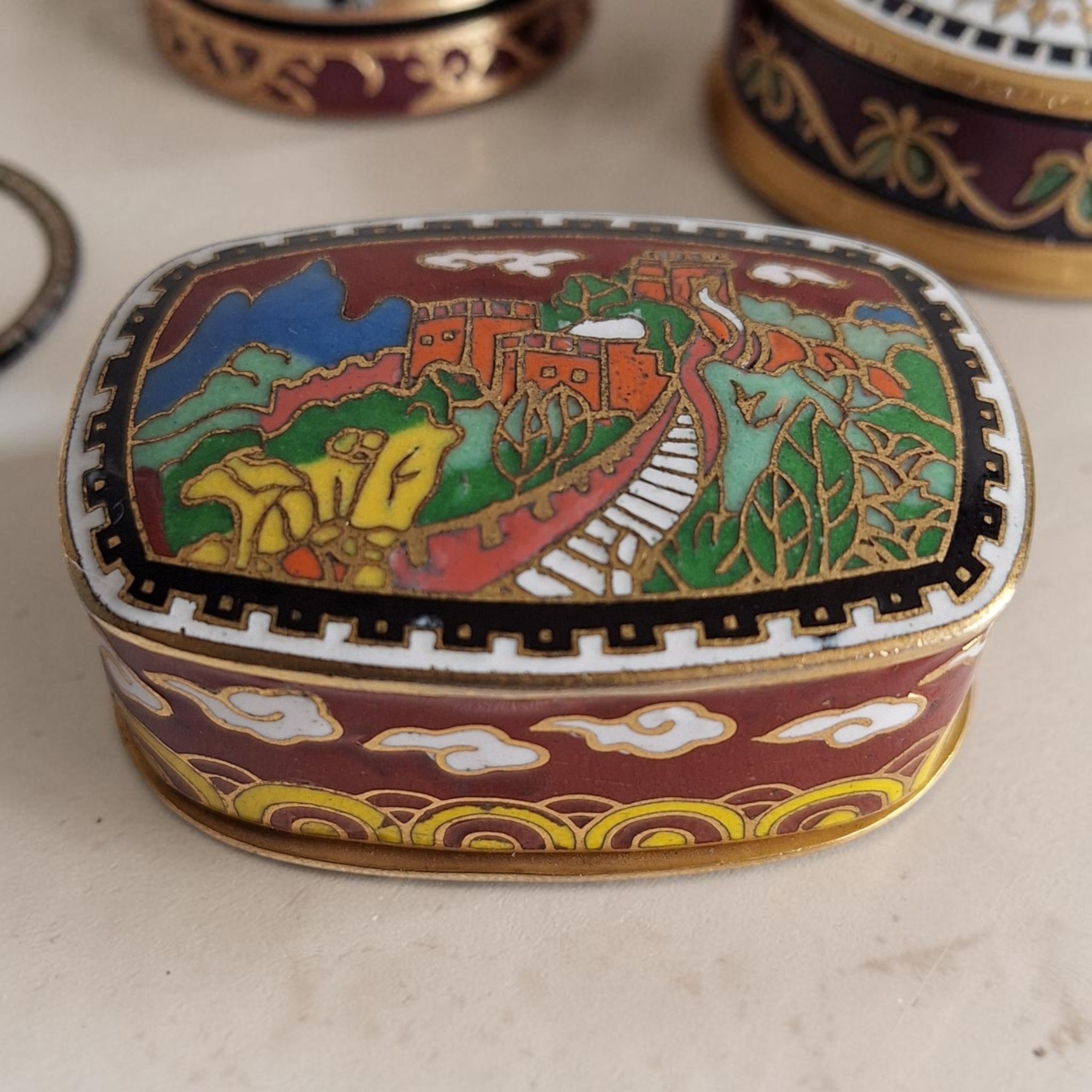 Cloisonné-Schachtel mit Chinesischer-Mauer-Motiv