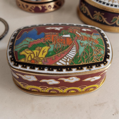 Handgemaakt cloisonné doosje met gedetailleerd Chinese Muur motief en blauw emaille binnenzijde, ca. 5,3 cm breed, traditioneel Chinees decoratief object.