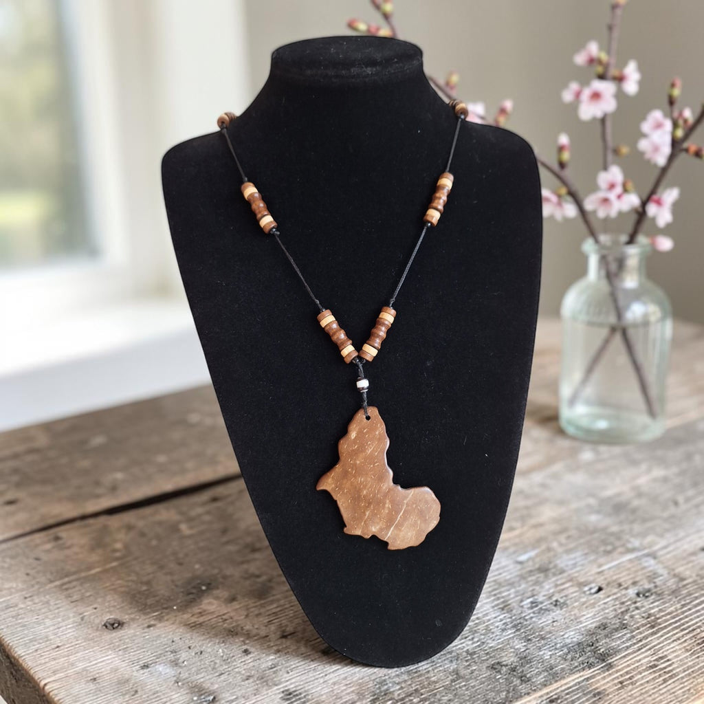 Vintage houten kralenketting met hanger in de vorm van het Afrikaanse continent, lengte 84 cm.
