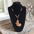 Vintage houten kralenketting met hanger in de vorm van het Afrikaanse continent, lengte 84 cm.

