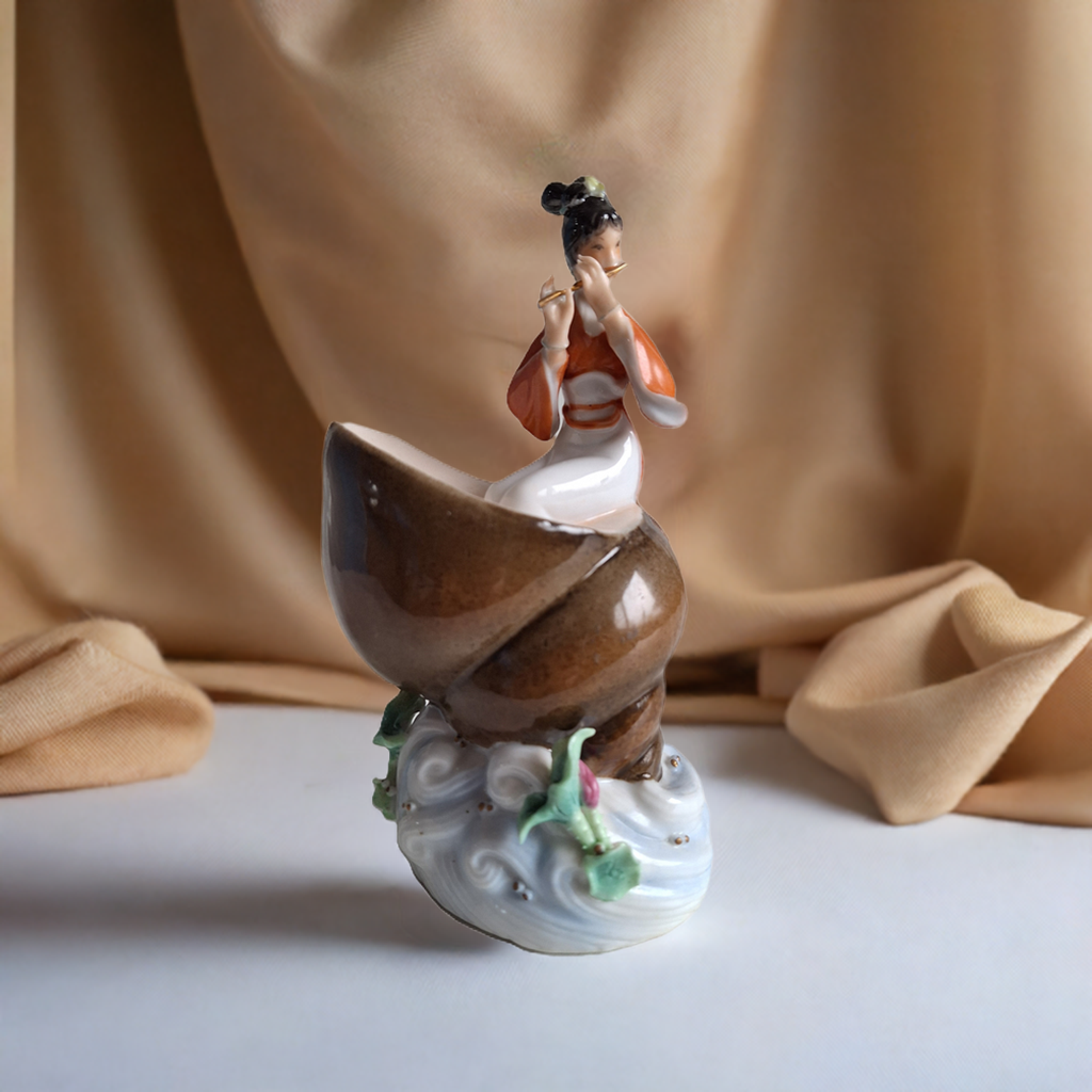 Porzellanfigur Geisha auf Muschel mit Flöte – Japanisch