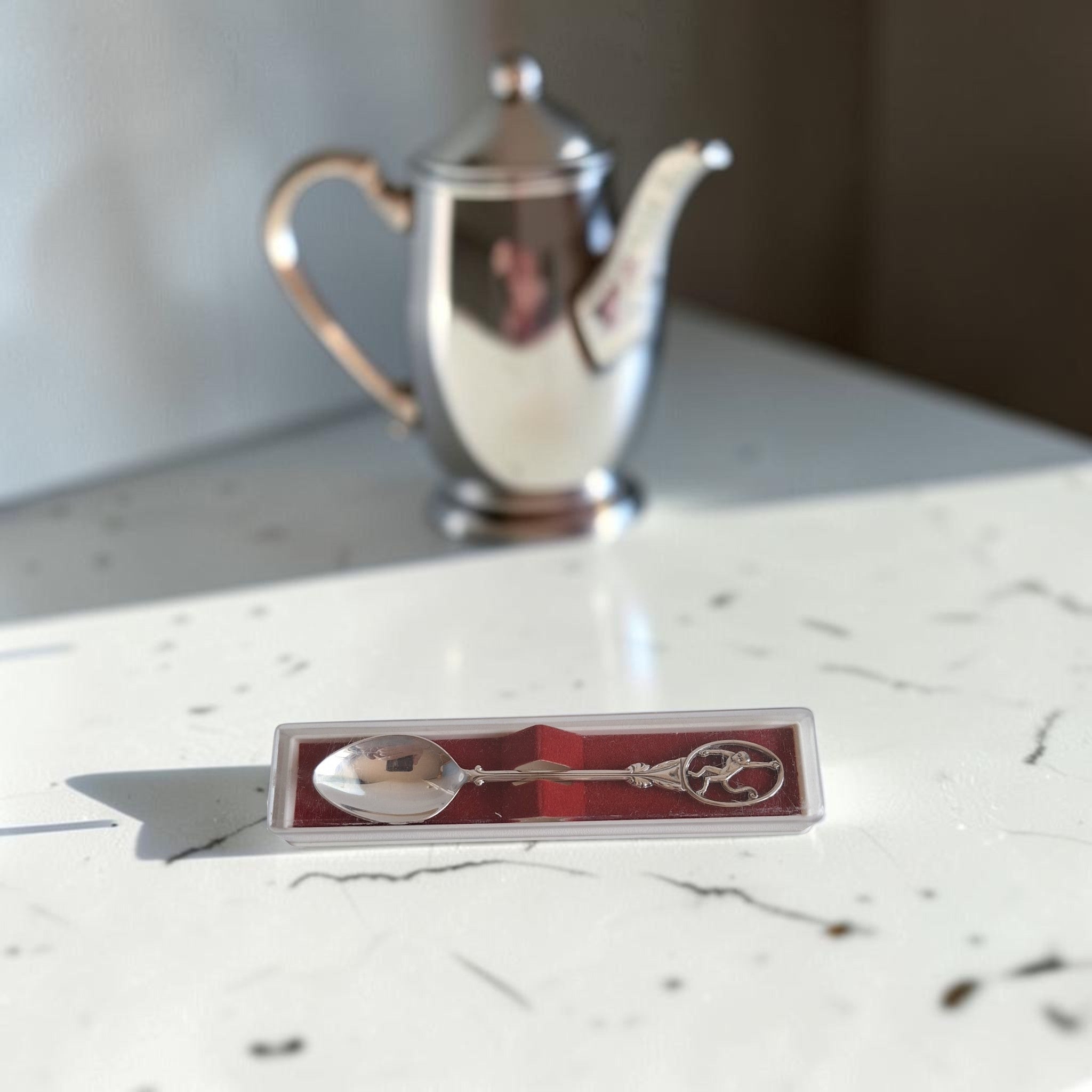 Verzilverd theelepeltje van Stichting AAP in houder, 12 cm, vintage tafelzilver souvenir.