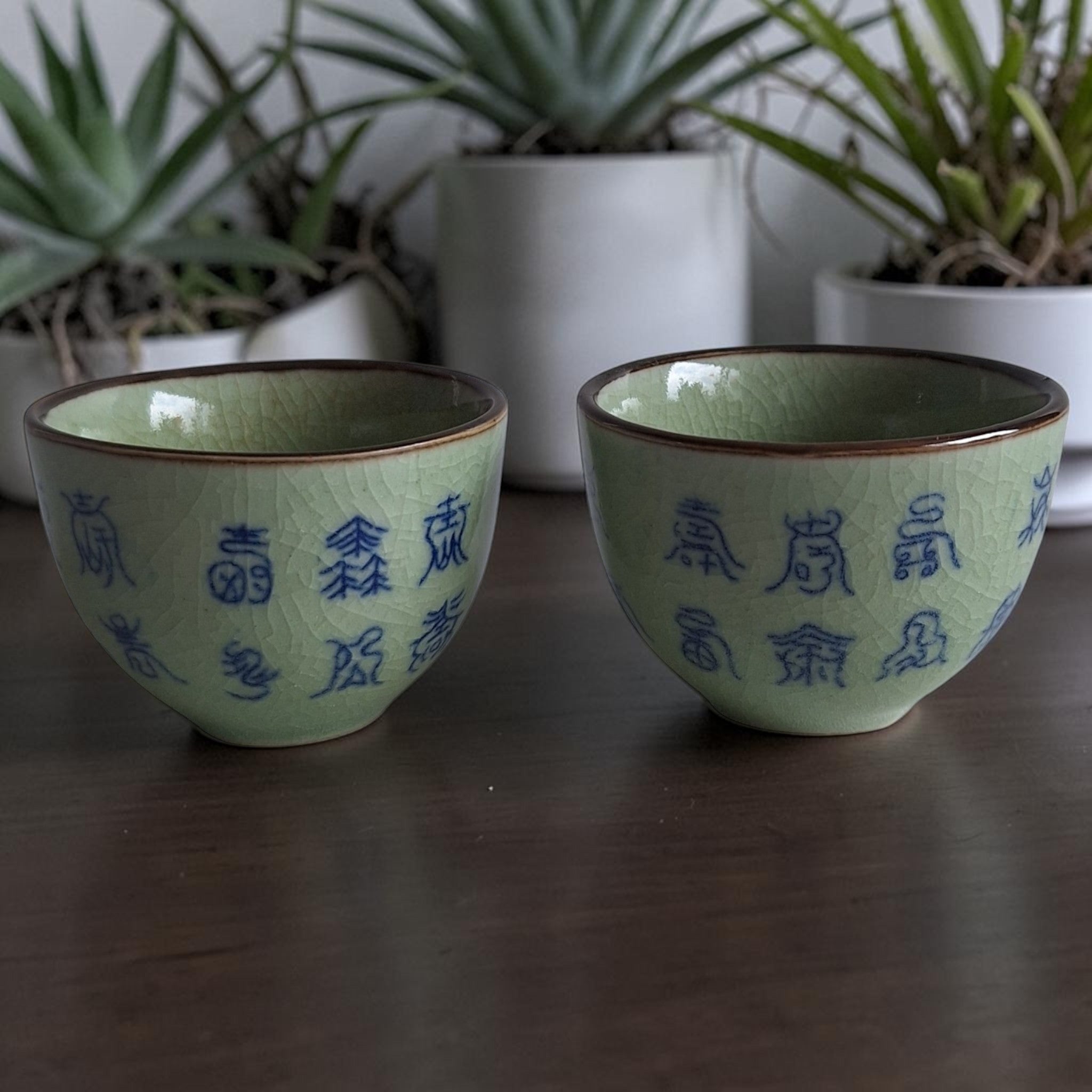 Set van 2 Chinese celadon kommetjes met craquelé glazuur en blauw Shou-karakter (壽) longevity-patroon, Ming-stijl porselein, China, H4,8 Ø6 cm