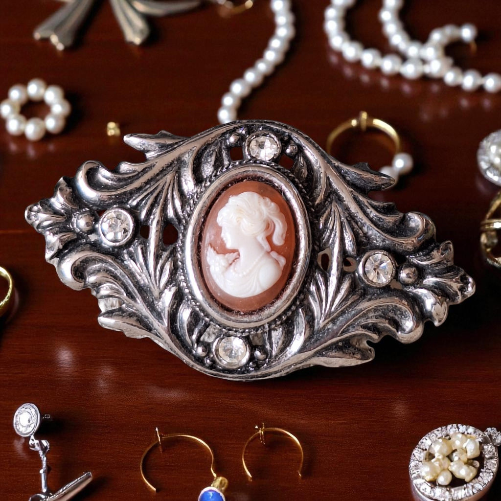 Silberfarbene Kamée-Brosche mit Strass – Retro-Kostümschmuck