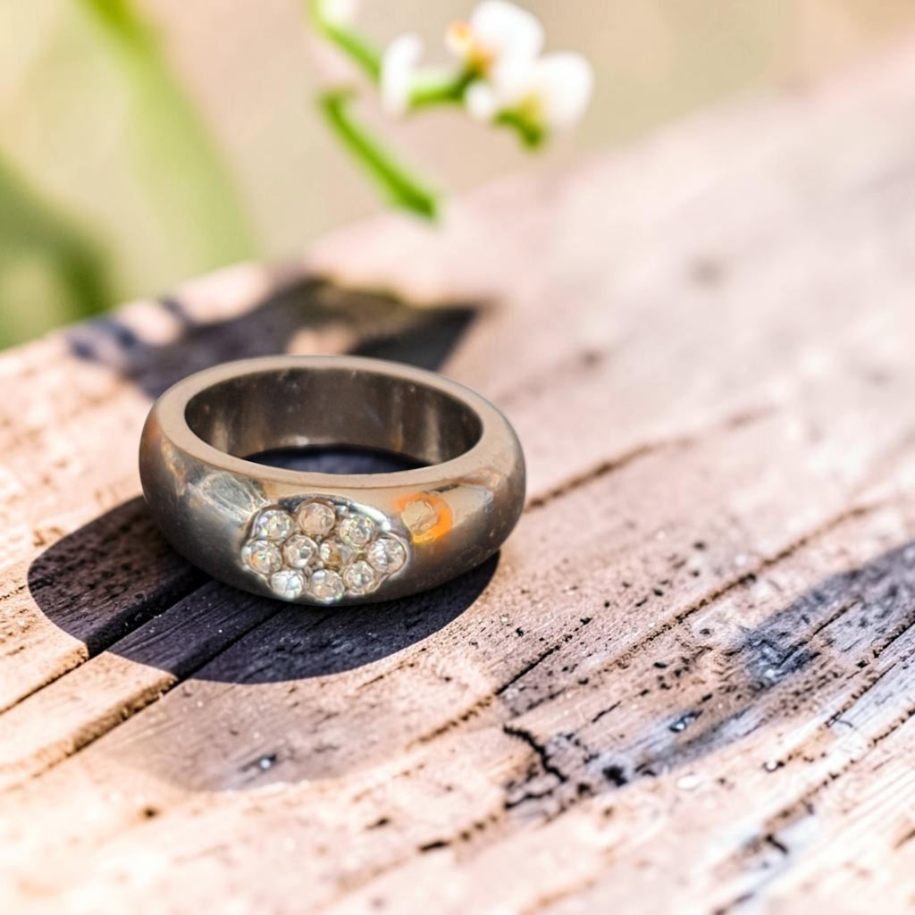Vintage brede verzilverde damesring in koper met clusterzetting van strass-steentjes in bloemmotief, binnenmaat 17 mm
