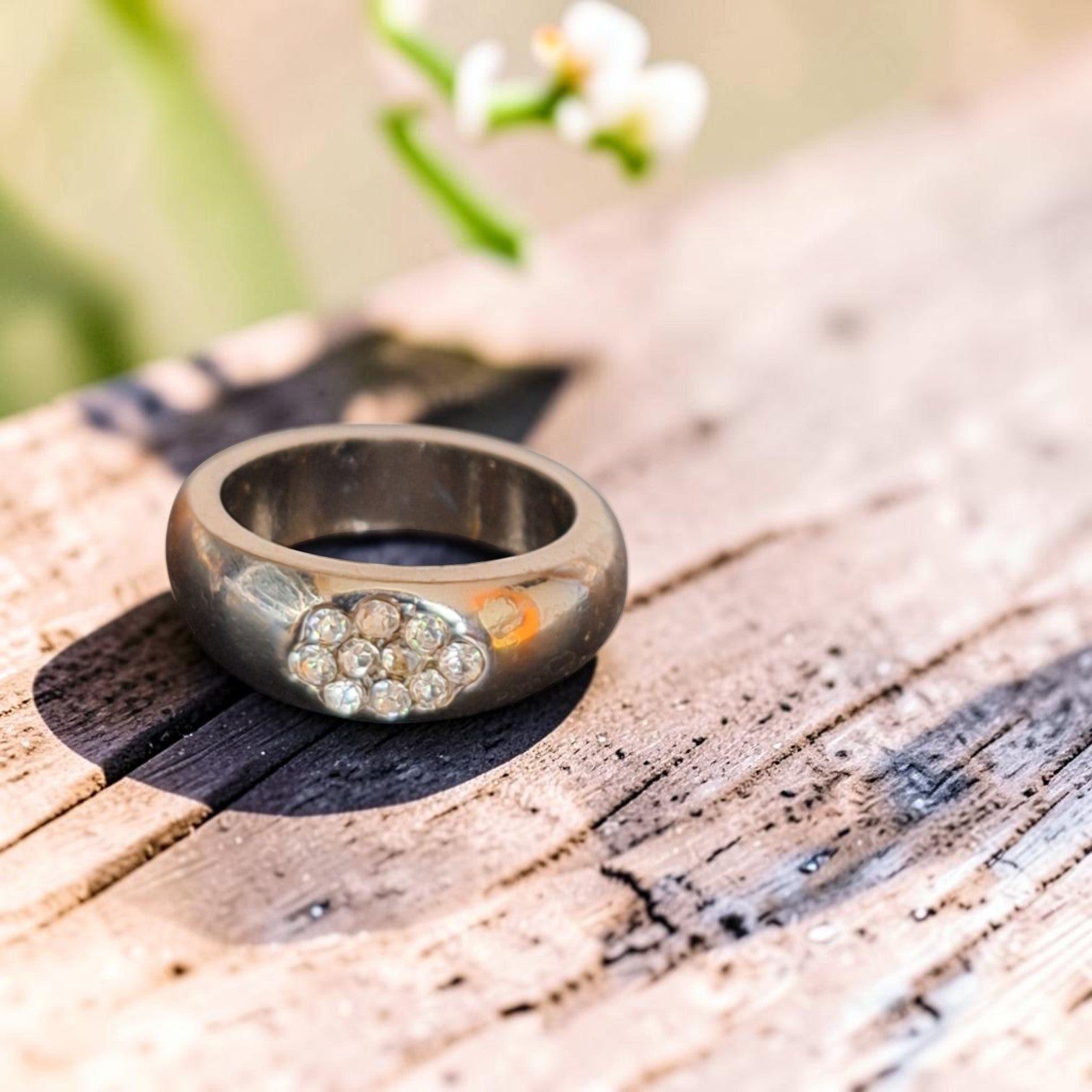 Vintage brede verzilverde damesring in koper met clusterzetting van strass-steentjes in bloemmotief, binnenmaat 17 mm
