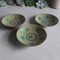 Set van 3 Chinese celadon schaaltjes met craquelé glazuur, blauwe kalligrafie vier seizoenen en bruine rand, Song-stijl porselein, China, H3 Ø10 cm