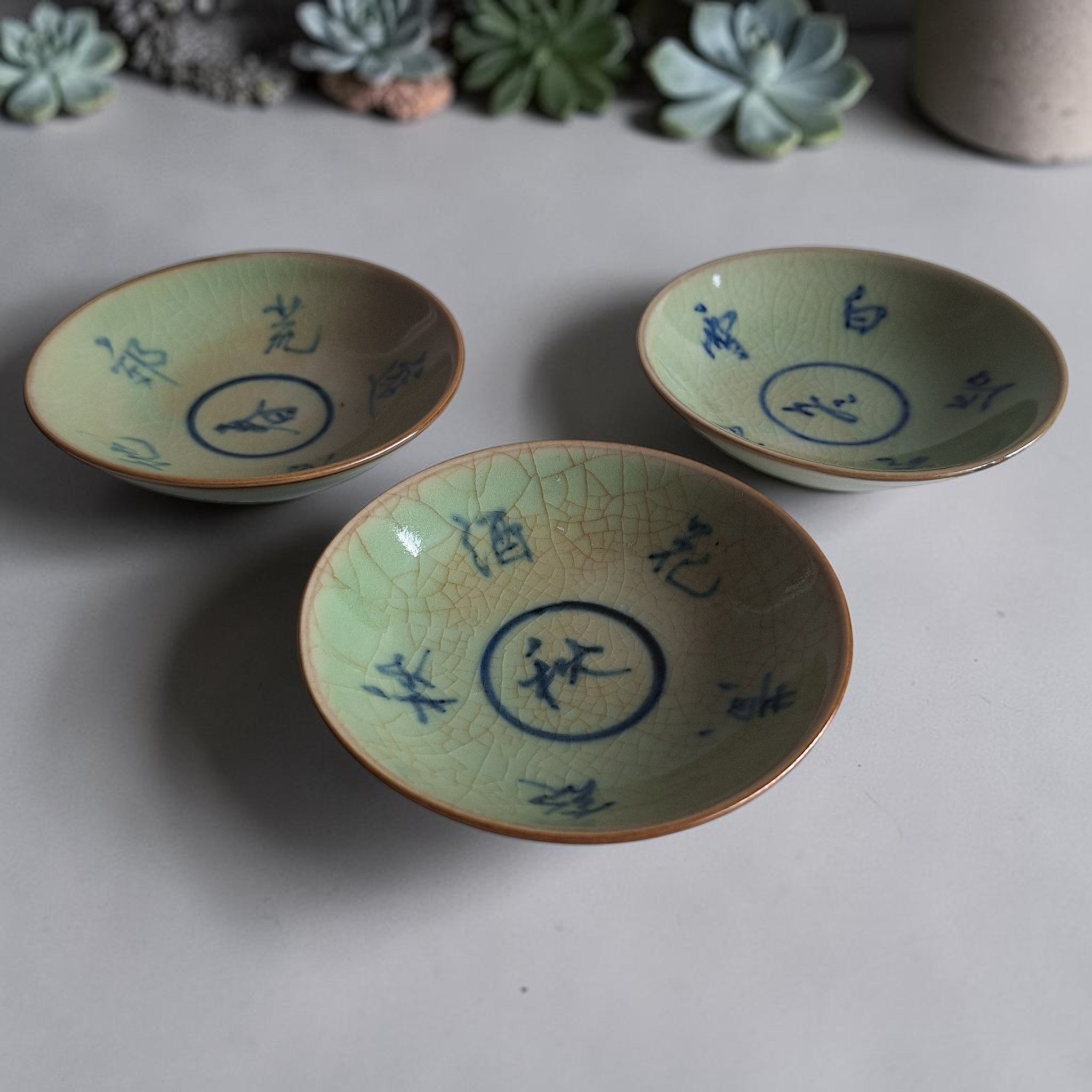 Set van 3 Chinese celadon schaaltjes met craquelé glazuur, blauwe kalligrafie vier seizoenen en bruine rand, Song-stijl porselein, China, H3 Ø10 cm