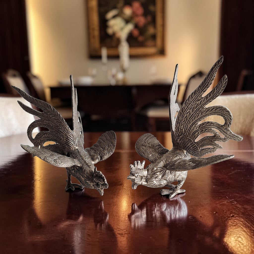 Paar zilverkleurige gegoten metalen kemphaantjes in gevechtshouding, Frans decoratief beeldje jaren 50-60, H 12,5 en 14 cm