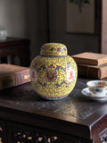 Jingdezhen Gemberpot in Famille Rose-stijl – Gele Ondergrond, China, Eerste Helft 20e Eeuw
