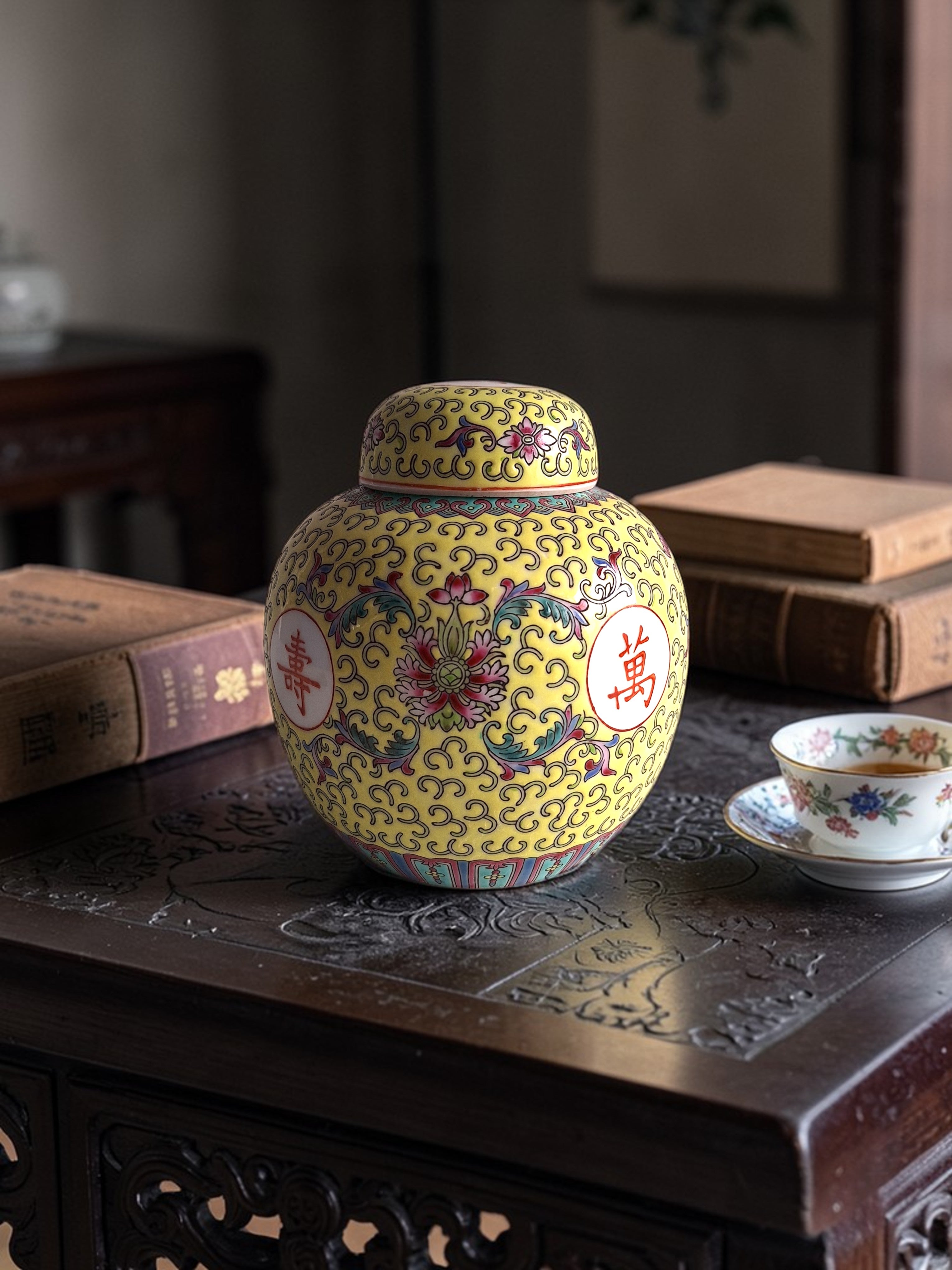 Jingdezhen Gemberpot in Famille Rose-stijl – Gele Ondergrond, China, Eerste Helft 20e Eeuw