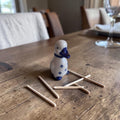 Vintage Delfts blauw keramiek eendje met handgeschilderde bloemmotieven, tandenstokerhouder, ca. 8×4×5 cm.