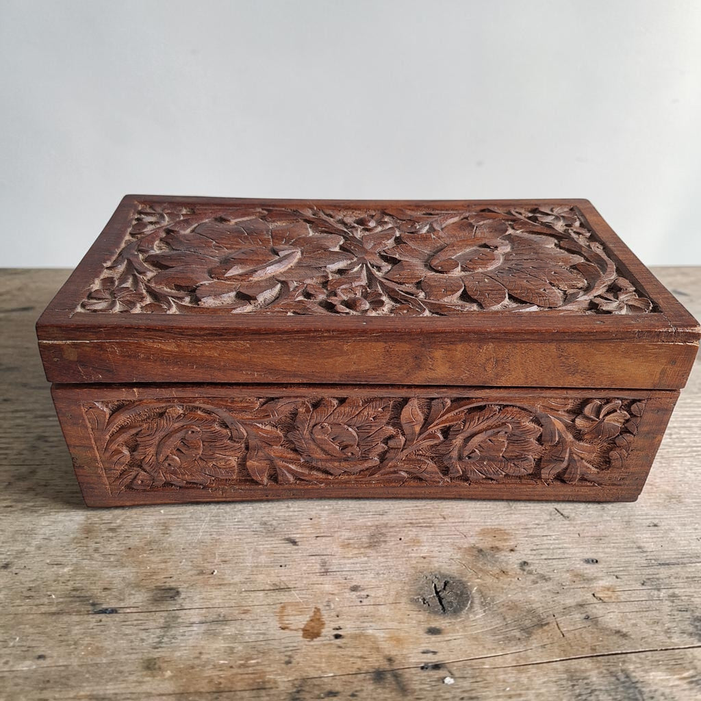 Handgeschnitzte Schmuckschatulle aus Holz Indien mit Blumenmuster