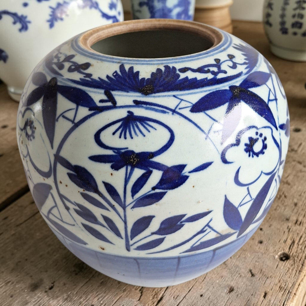 Chinesischer blau-weißer Ingwertopf mit handgemalten Blumenmotiven
