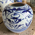 Chinesischer blau-weißer Ingwertopf mit handgemalten Blumenmotiven