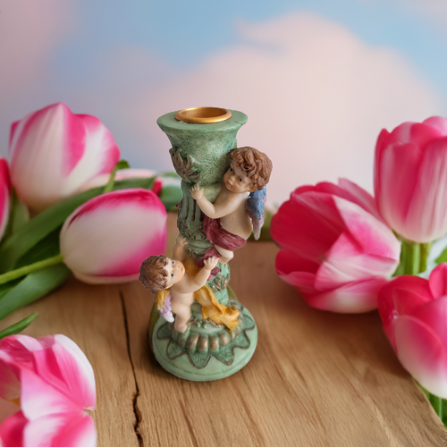 Sierlijke vintage cupido kandelaar van kunsthars met twee liefdesengelletjes, bloemen en krullen, hoogte 15,5 cm.