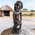 Holzskulptur Mann mit Trommel – Afrikanische Holzschnitzerei