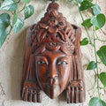 Handgeschnitzte Holzmaske Frau mit Glasaugen – Nepal, 1950er–1960er Jahre