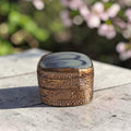 Verzilverd Chinees doosje met porseleinen medallion en traditioneel Chinees motief, ca. 3 x 4 cm.