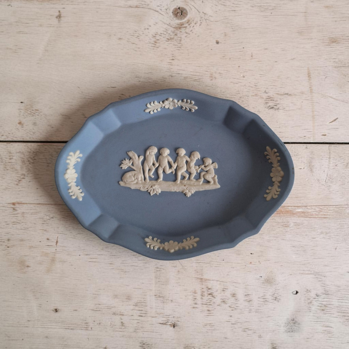Ovaal Wedgwood schaaltje voor ringen en spelden met een Catalyst Recovery Inc.-opdruk op de achterzijde