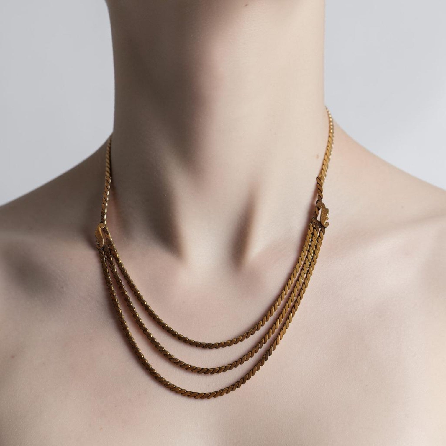 Vintage goudkleurige schakelketting 3-laags met sierlijke verbindingsstempels, lengte 47 cm.
