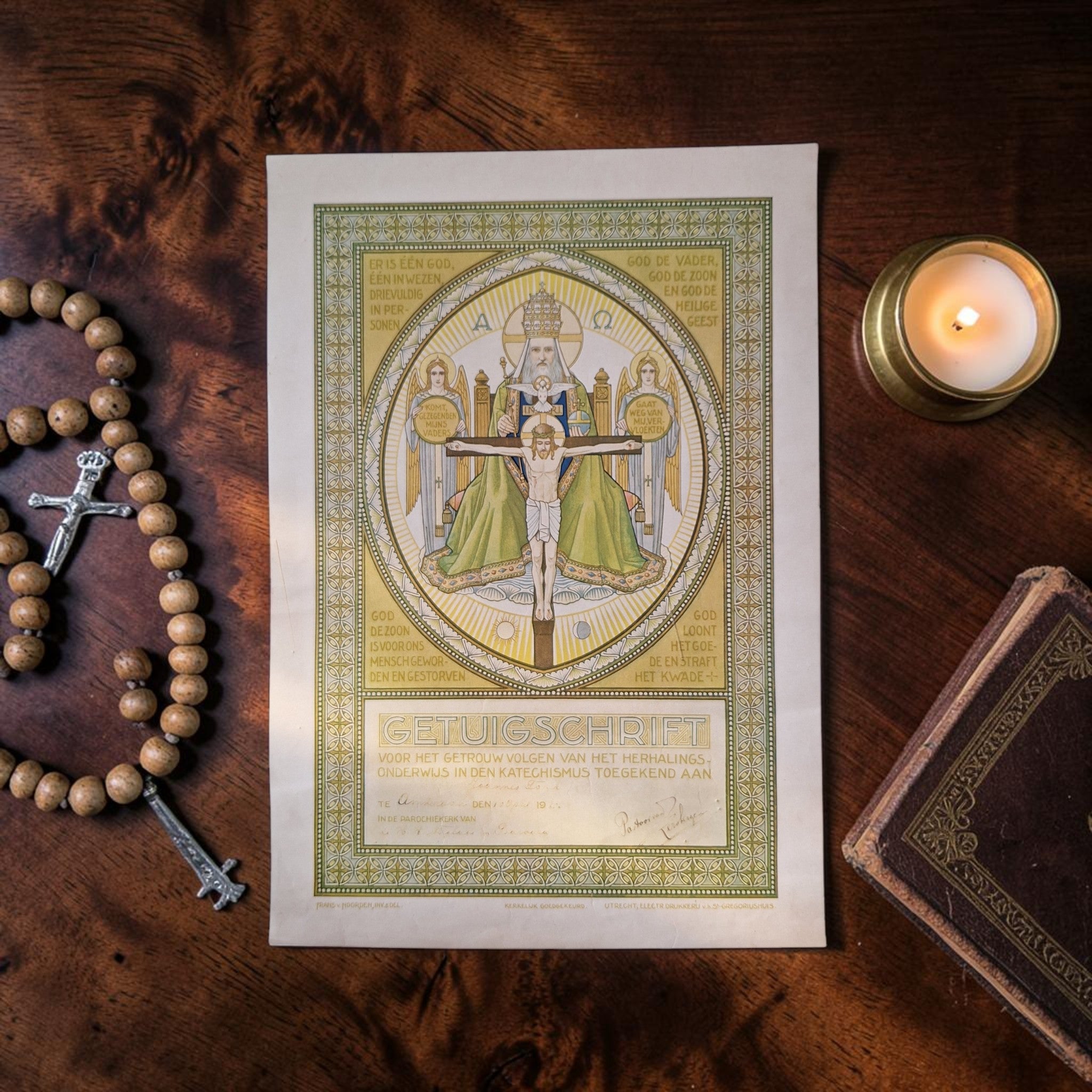 Origineel getuigschrift catechismusonderwijs uit 1925 met Art Nouveau afbeelding van de Heilige Drie-eenheid, gedrukt op gladpapier, 34×23,5 cm.