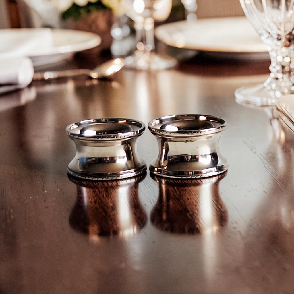 Set van 2 verzilverde servetringen met randversiering, hoog 3 en 3,4 cm diameter 5,2 cm, klassiek brocante tafelaccessoire