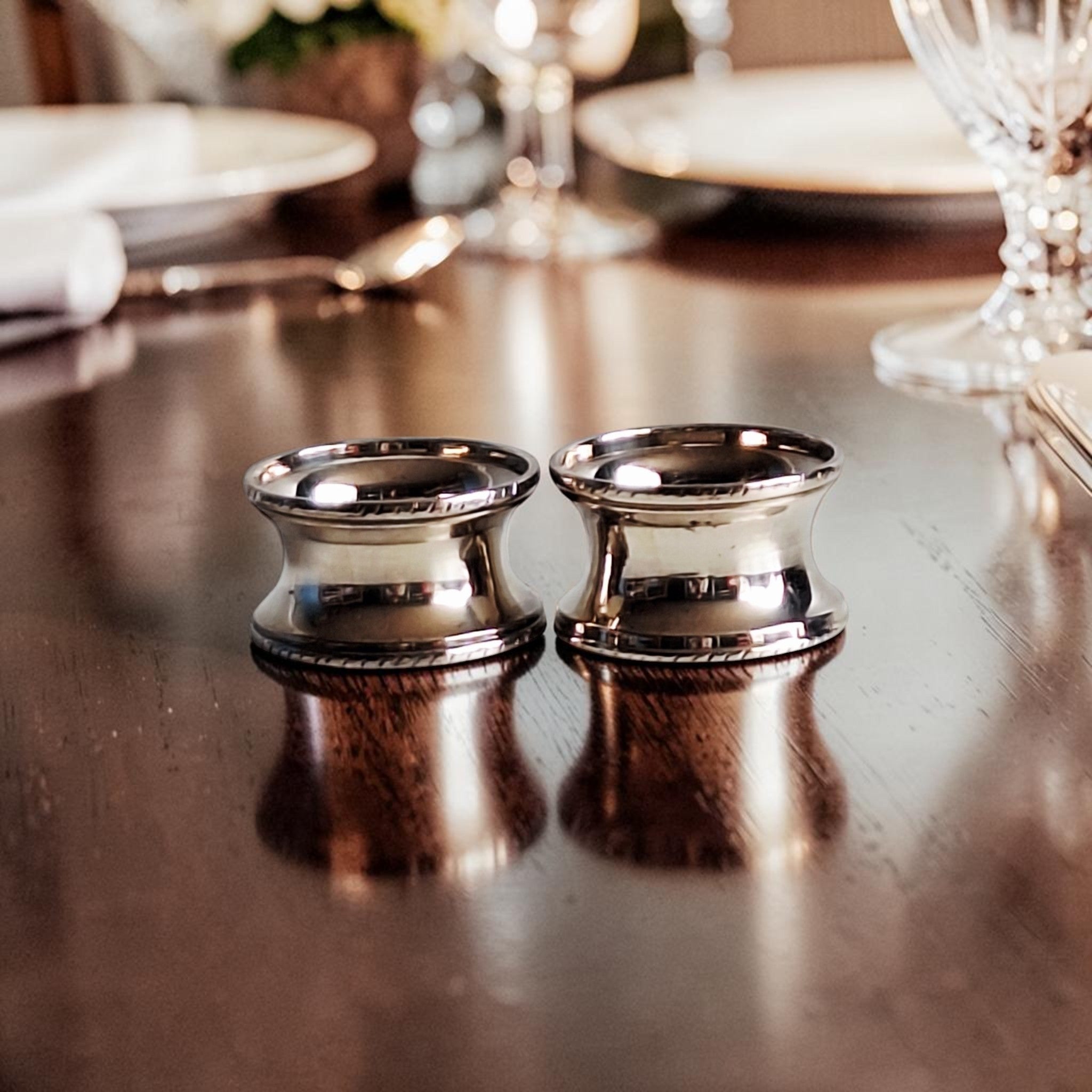 Set van 2 verzilverde servetringen met randversiering, hoog 3 en 3,4 cm diameter 5,2 cm, klassiek brocante tafelaccessoire