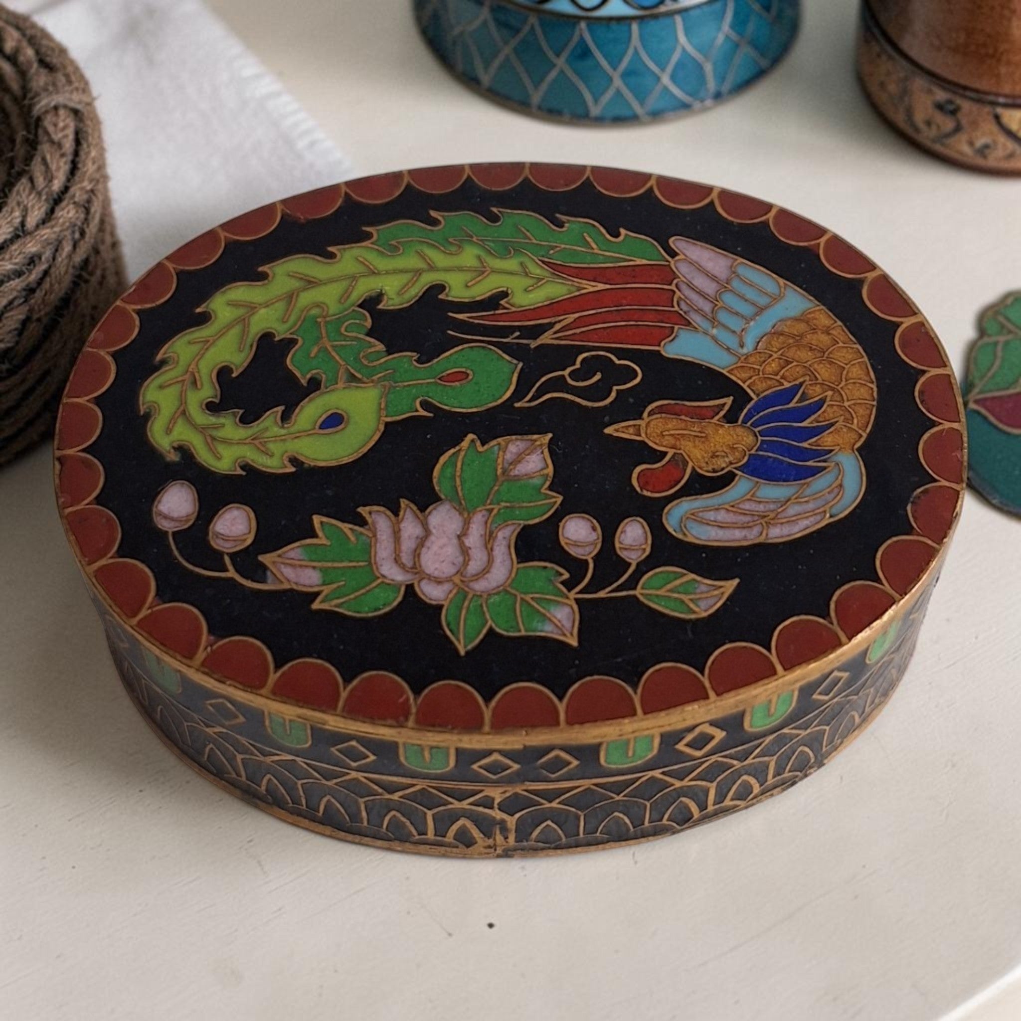 Ovales Cloisonné-Kästchen mit Phönixmotiv