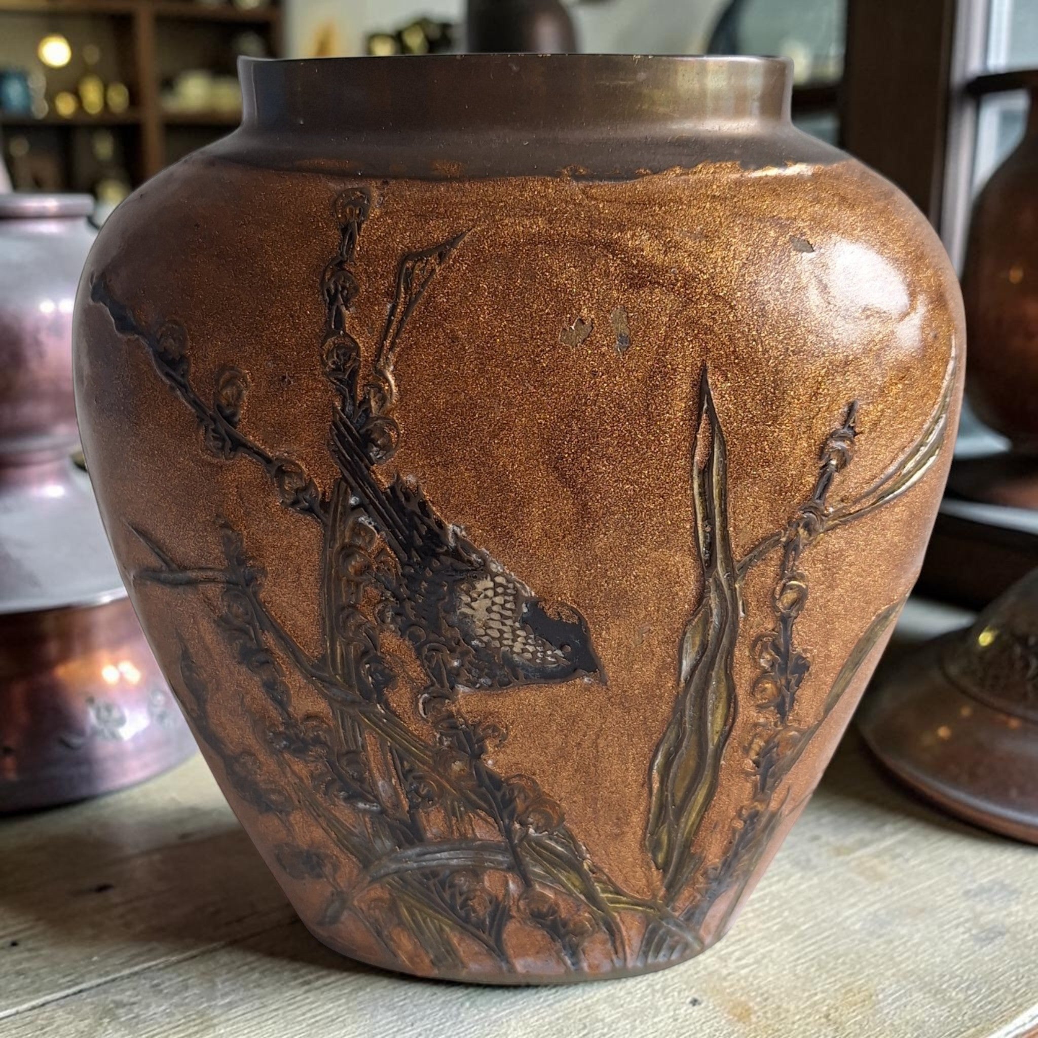 Messingvase mit Email und Vogelmotiv