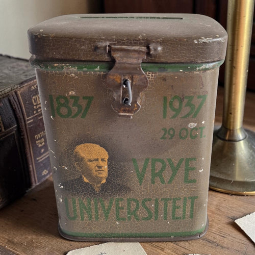 Metalen collectebusje Vrije Universiteit Amsterdam 1937 met portret Abraham Kuyper, grijs-groen, 9,6 × 7,8 × 5,9 cm