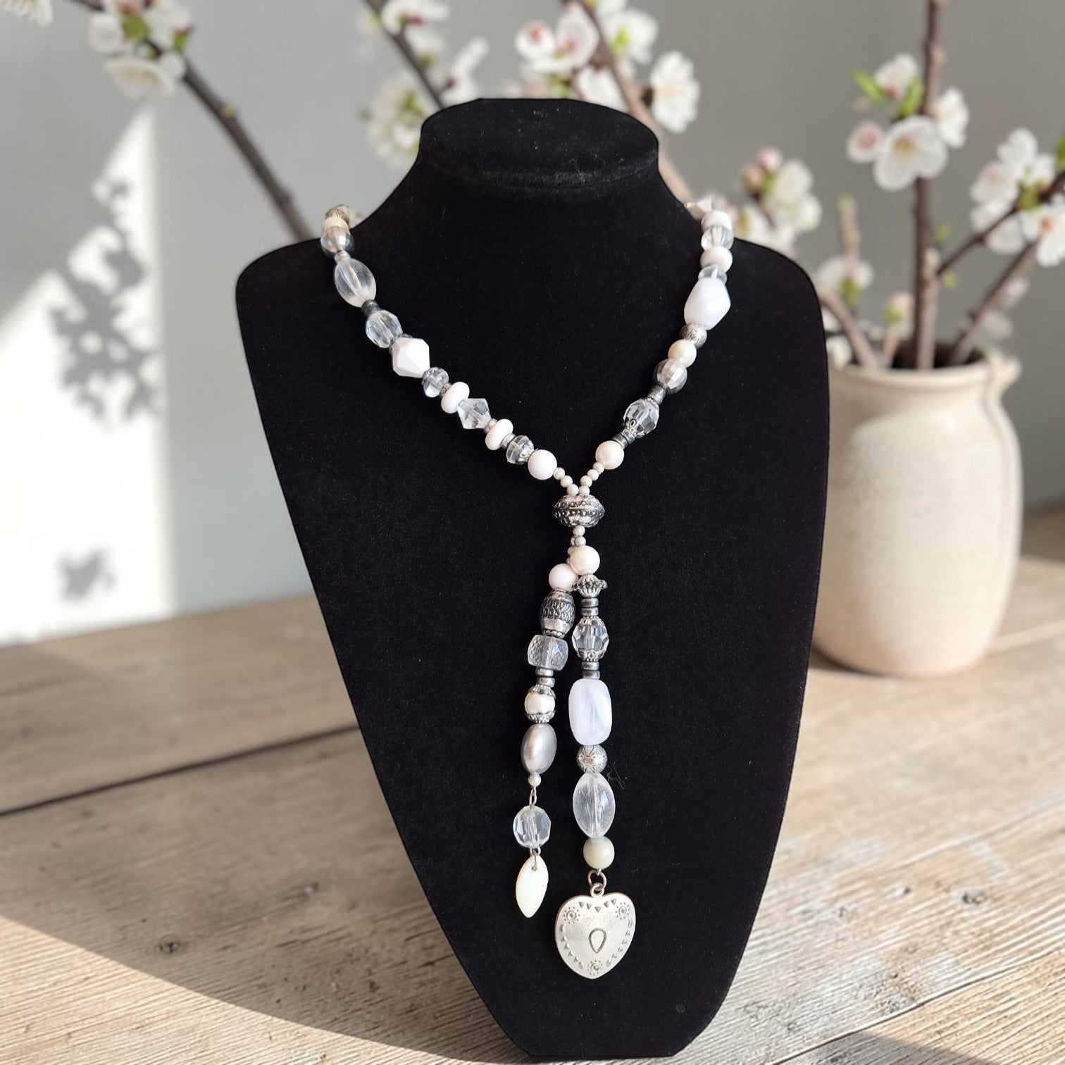 Vintage dubbelstrengige lange kralenketting met afwisseling van witte en transparante kralen, lengte 140 cm.
