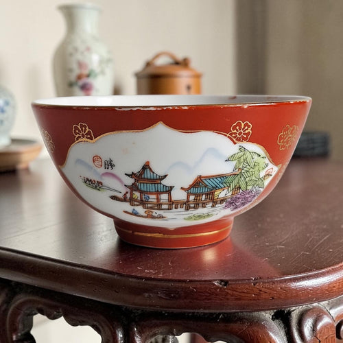 Chinese porseleinen rijstkom met rood glazuur en witte medaillons met landschaps- en pagodescènes, gouden details, hoog 5,5 cm diameter 11,5 cm