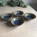 Set van 4 celadon groene sauskommetjes, Chinees porselein met blauwe karakters en bruine rand, Chinese merktekens op onderzijde, H2,3 Ø6,8 cm