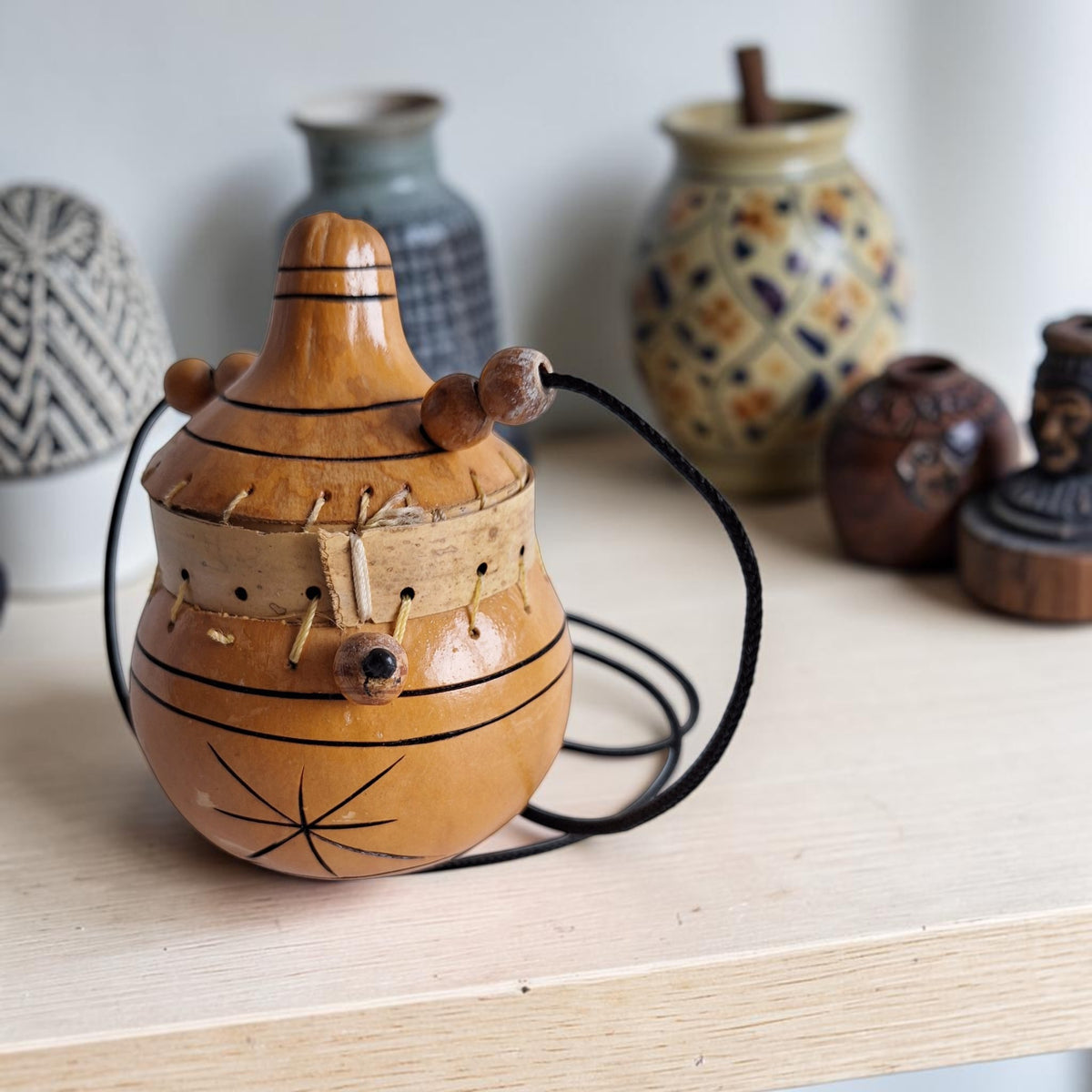 Handgemaakt Afrikaans kalebastasje met houten kraaltjes.
