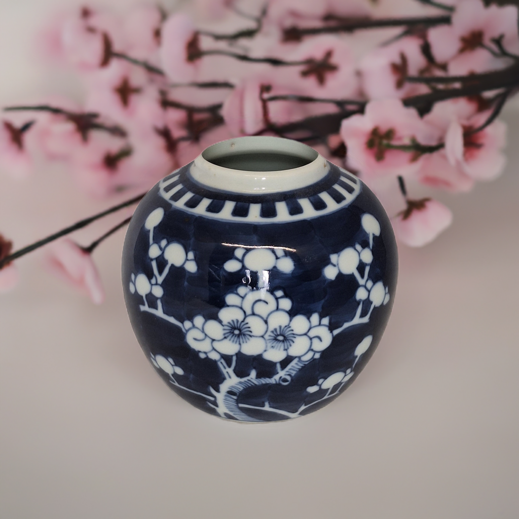 Chinesische blau-weiße Ingwer-Vase aus Porzellan mit Pflaumenblütendekor – 1960er Jahre