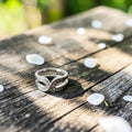Vintage verzilverde damesring in koper met dubbele band en centraal strass-motief, binnenmaat 18,5 mm
