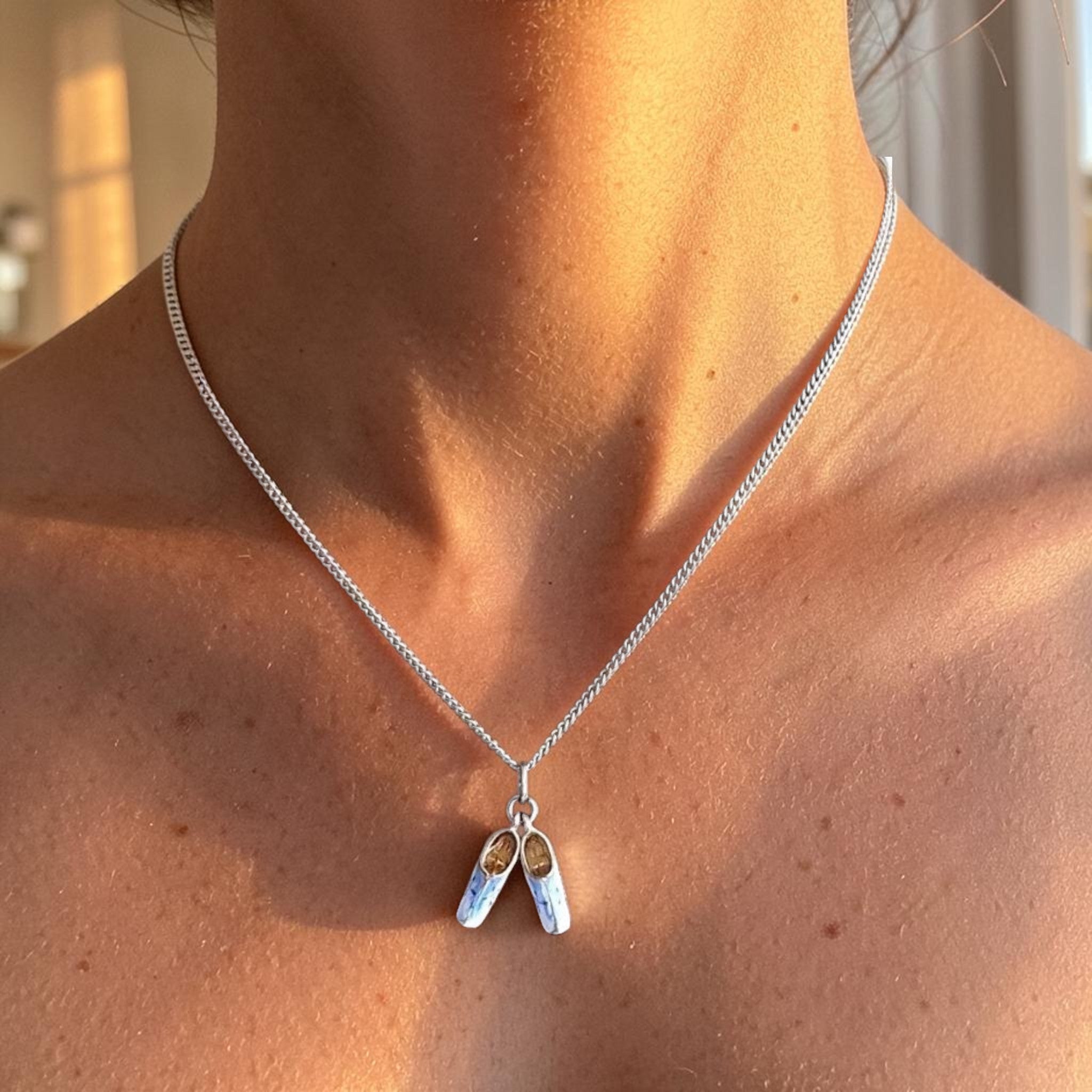 Zilveren ketting 830 met twee Delfts blauwe klompjes met molenmotief, klompjes 1,5 cm, ketting 38 cm, typisch Nederlands souveniersieraad.
