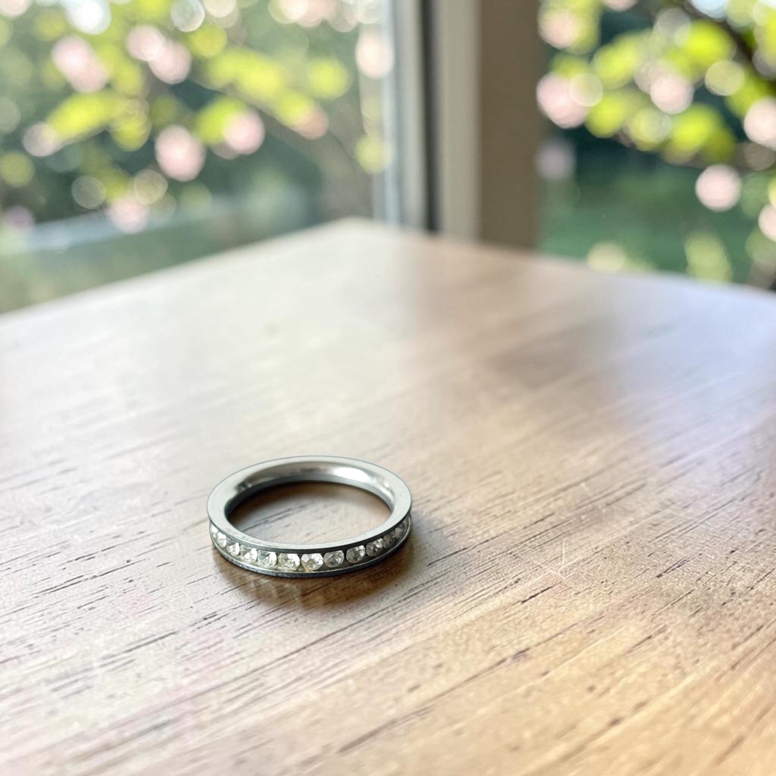Vintage damesring - zilverkleurig alliance met strass rondom
