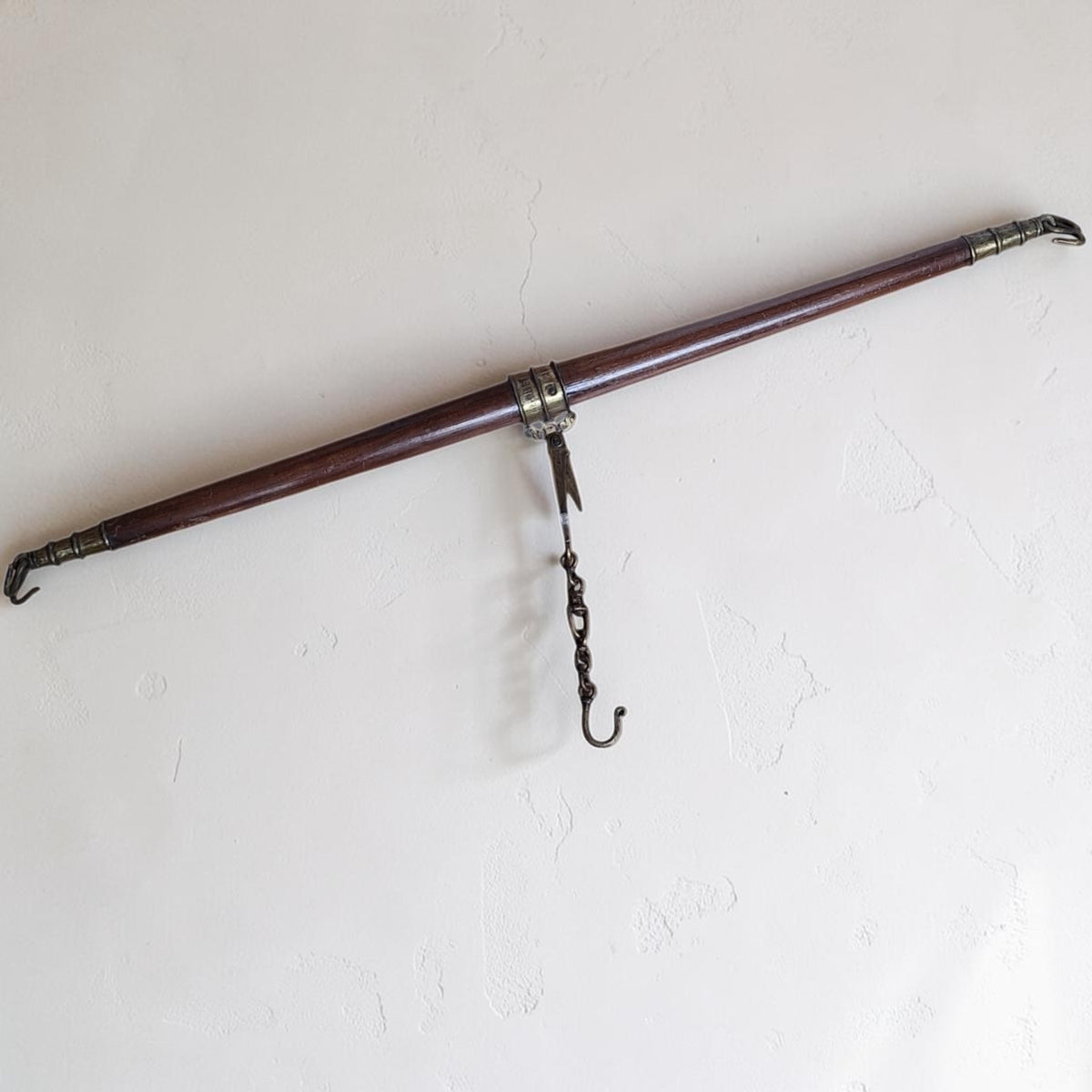 Antieke 19e-eeuwse koopmansweegschaal uit Kerala, India - hout met bronzen beslag, 115 cm lang.
