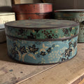 Runde blaue Dose mit Blattmotiv — Dekorative Retro-Vorratsdose