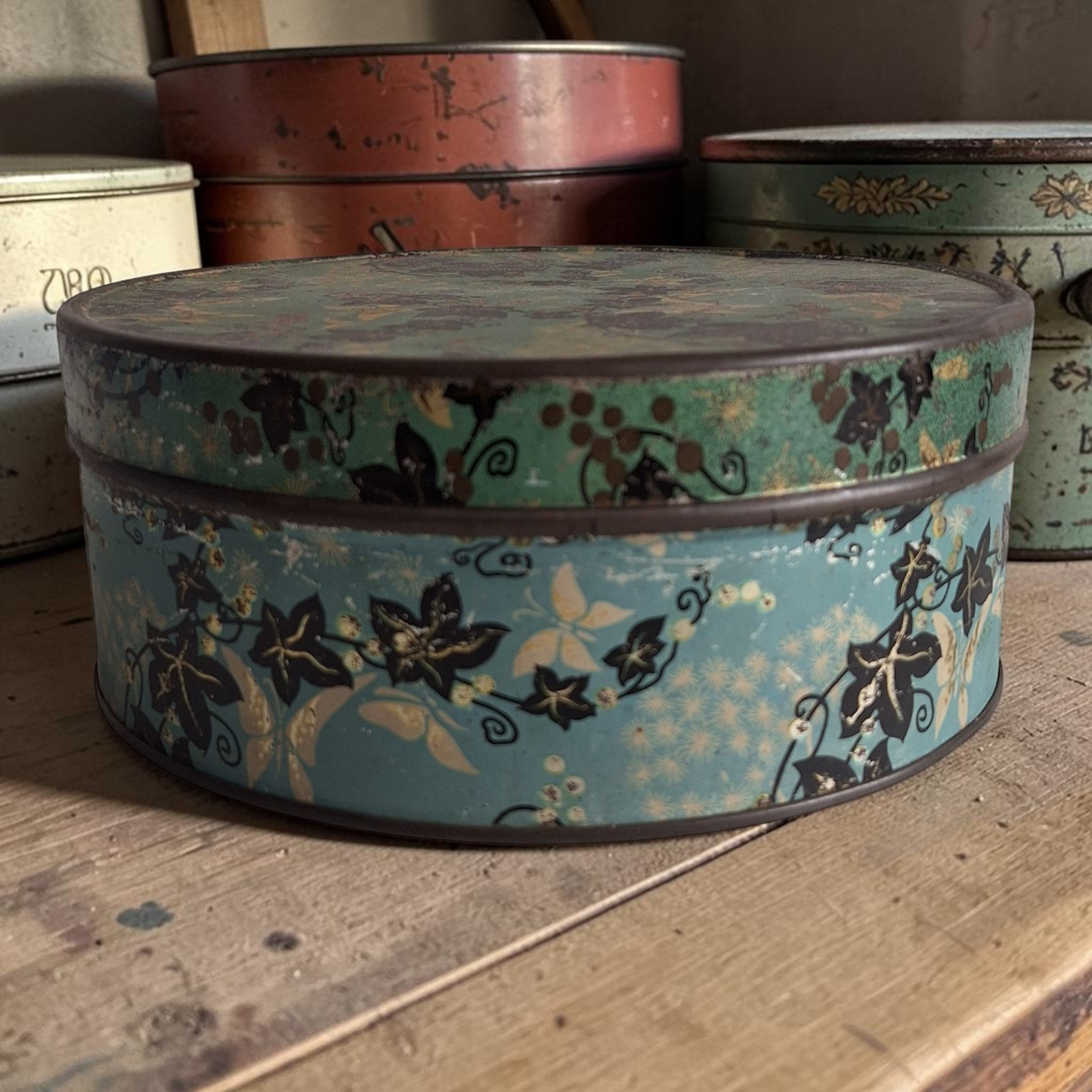 Runde blaue Dose mit Blattmotiv — Dekorative Retro-Vorratsdose