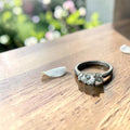 Vintage zilverkleurige trilogie damesring met 3 ronde strass-steentjes in klauwzetting, binnenmaat 17,1 mm
