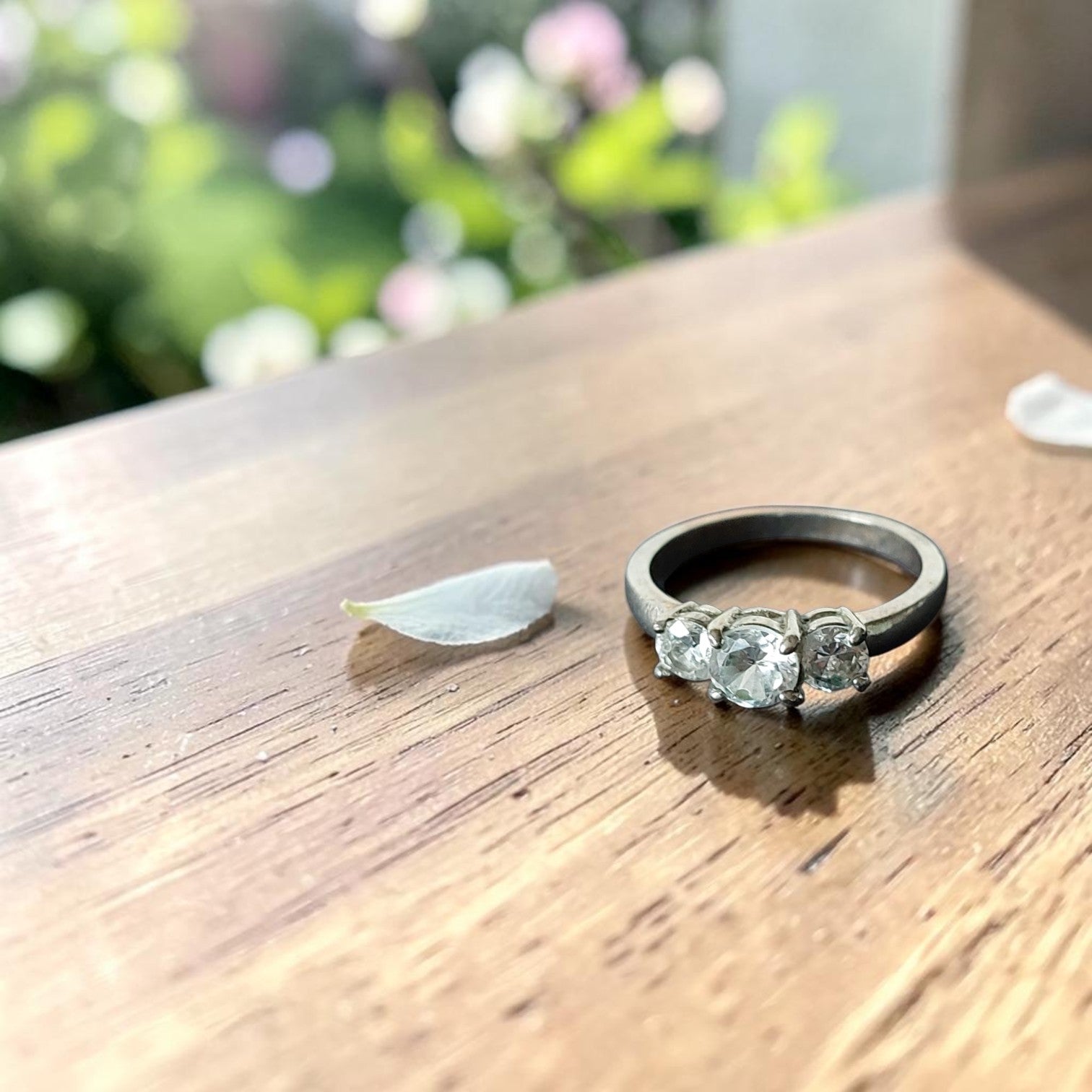 Vintage zilverkleurige trilogie damesring met 3 ronde strass-steentjes in klauwzetting, binnenmaat 17,1 mm
